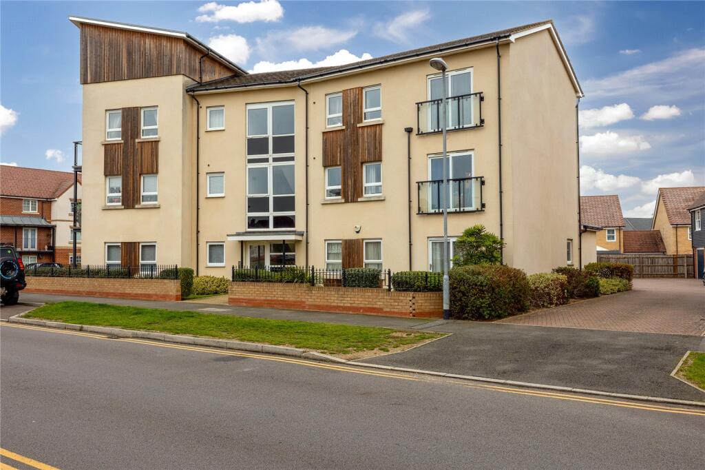 2-bed apartment on Planets Way, Biggleswade, Bedfordshire, SG18, £230,000
