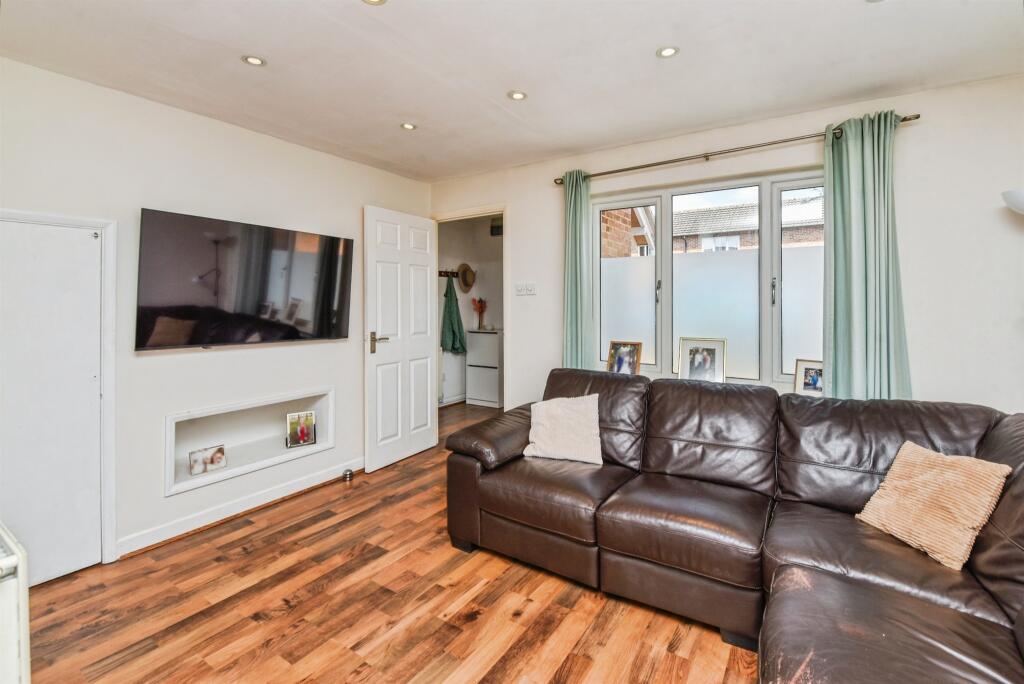 Ludlow Close, Westbury photo 4