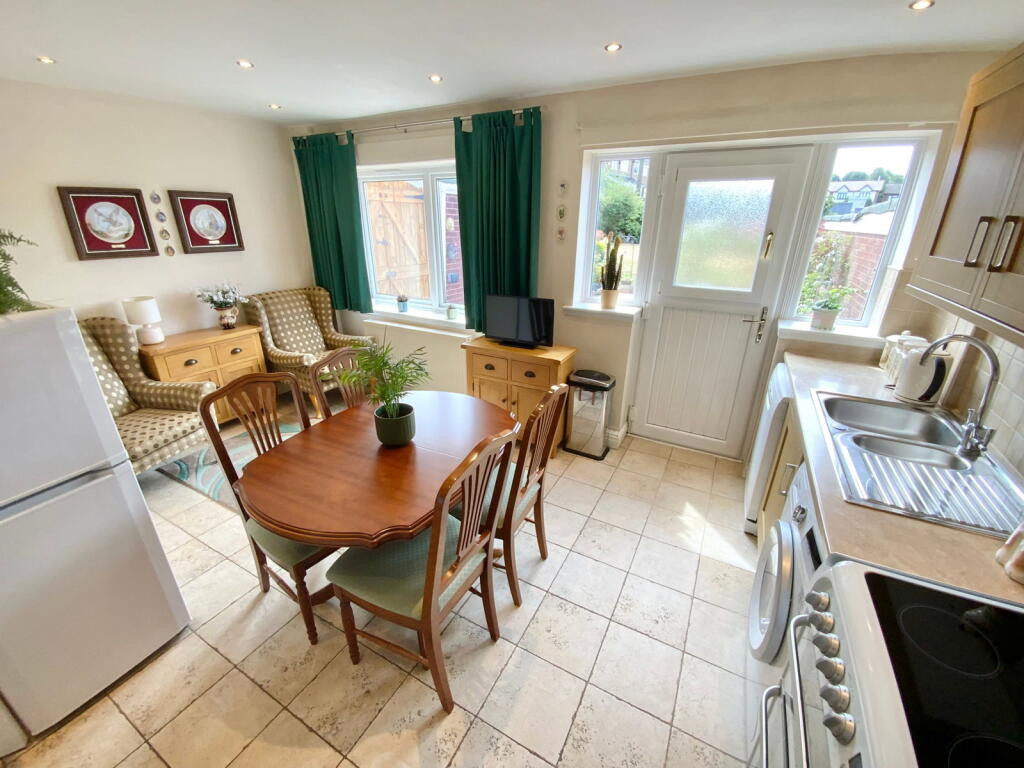 Suffolk Close, Oldbury, B68 8RP photo 4