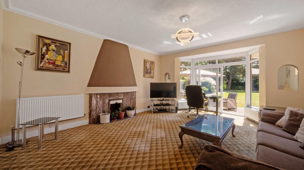 19 Knighton Grange Road photo 2
