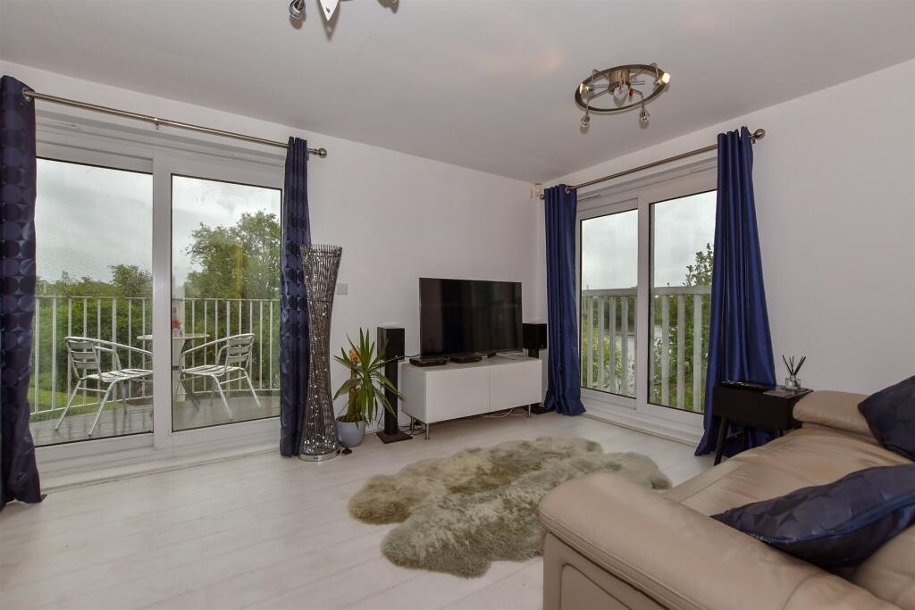 The Lakes, Larkfield, Kent photo 4
