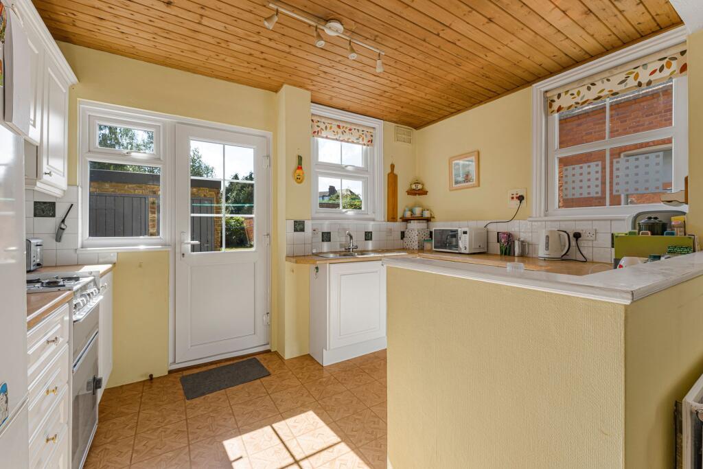 House in London, Tolworth - More