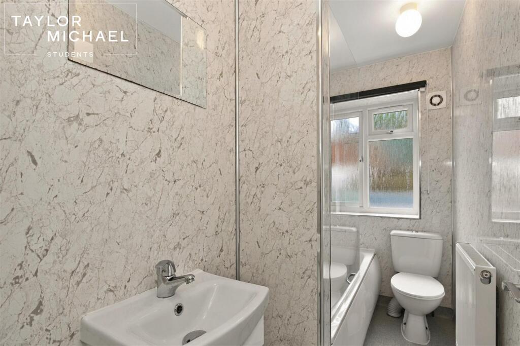 6 bedroom semi-detached house for rent