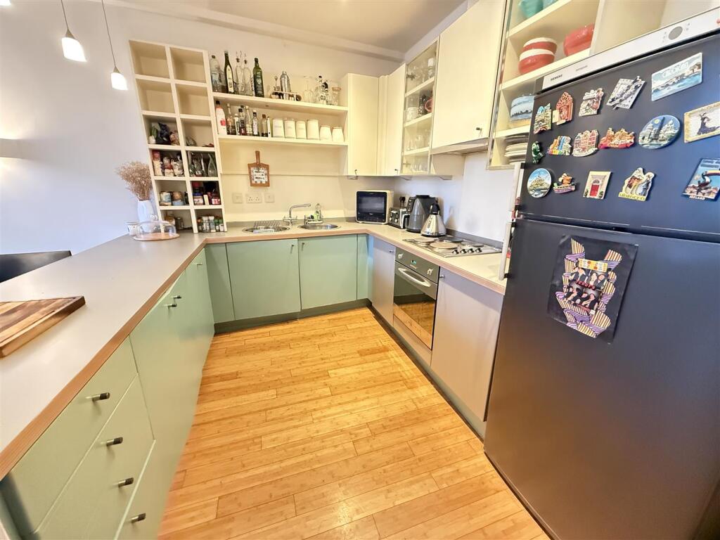 Apartment in Manchester, Trinity, City Centre - View 4