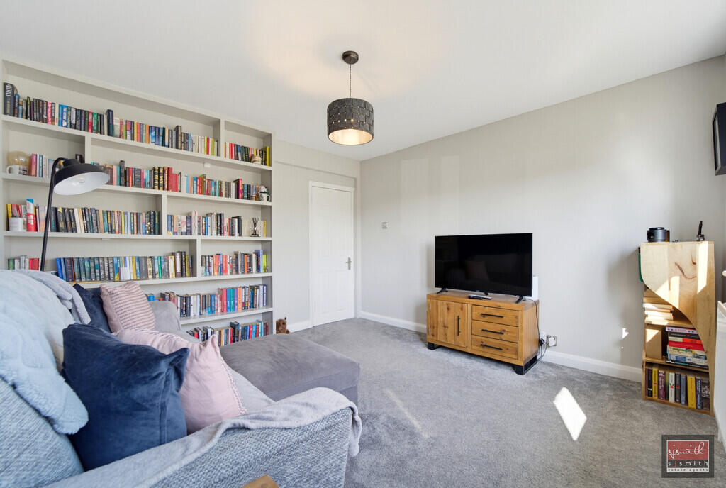 Apartment in Sunbury-on-Thames, Surrey - View 3