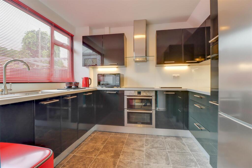 Burne Avenue, Wickford photo 4