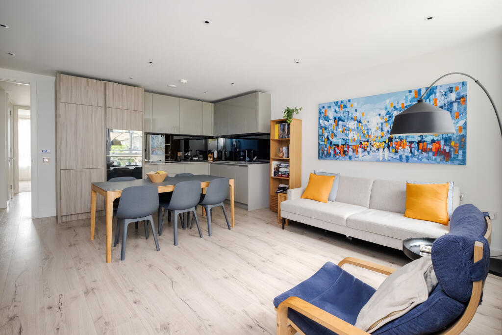 Main image of property: High Street, London, N8