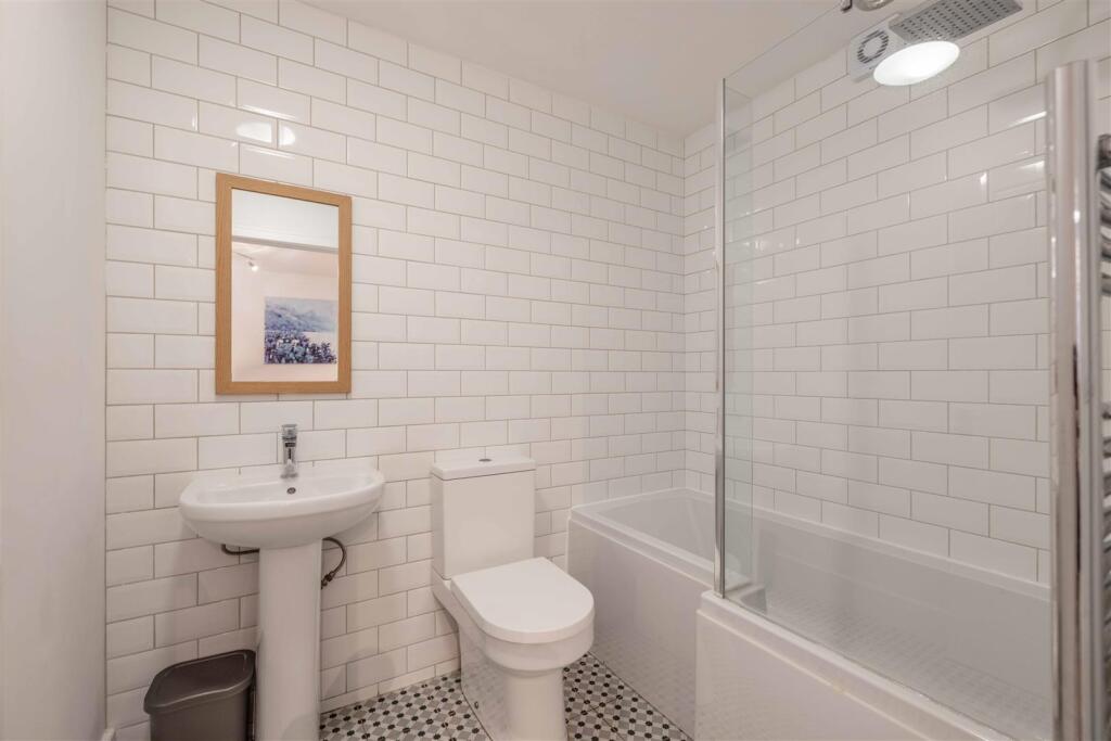 Dedworth Road, Windsor - More