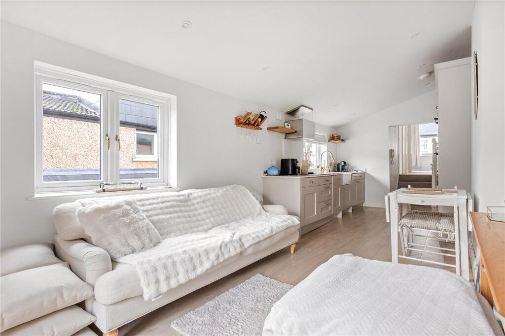 Charlmont Road, London, SW17 photo 4