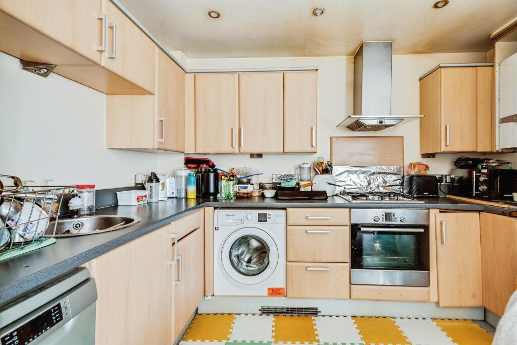 Apartment in Swindon, Eastcott, South Swindon - View 2