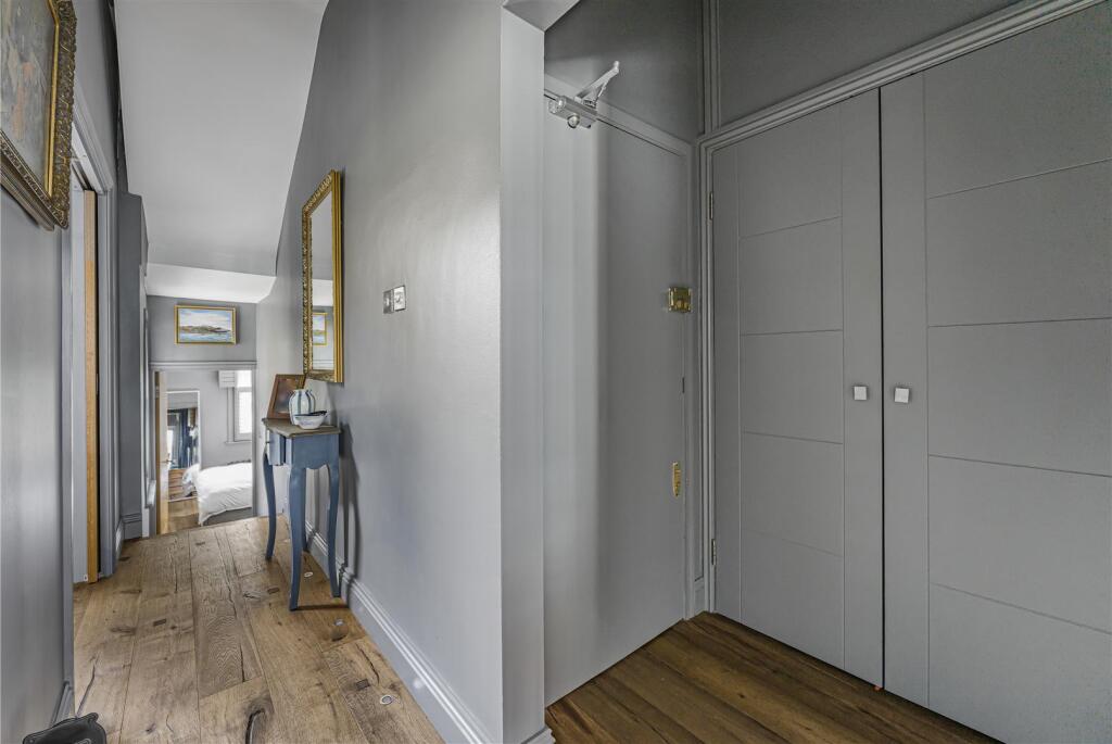 Apartment in London - View 5