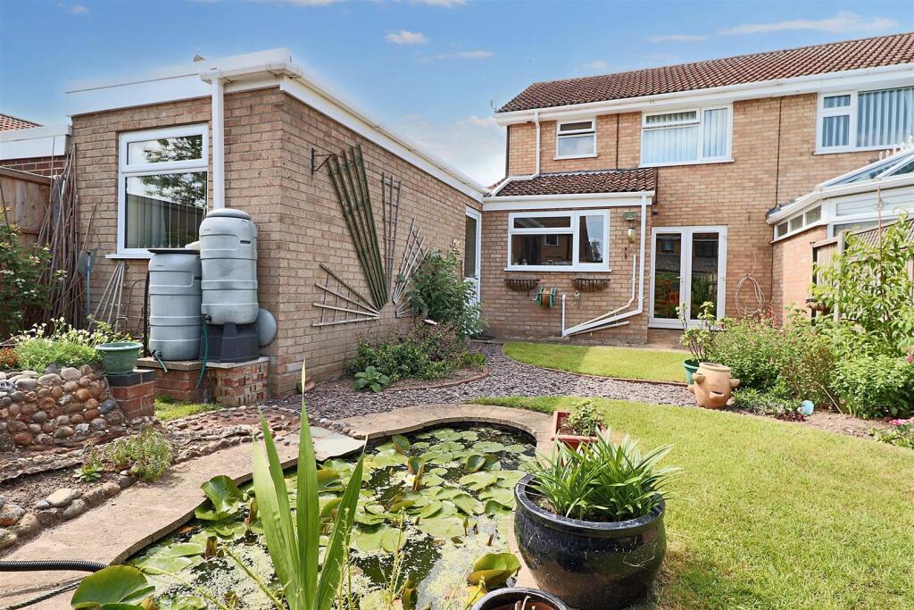 4-bed house on Copper Beech Drive, Carlton Colville, Lowestoft, £250,000