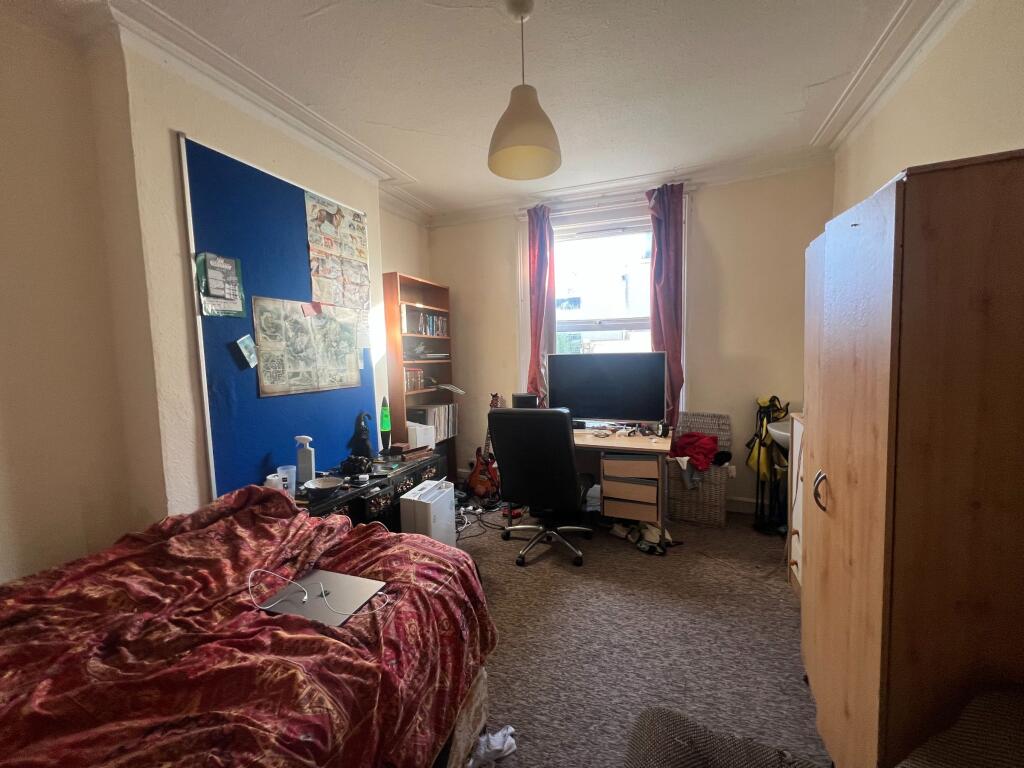 5 bedroom flat for rent