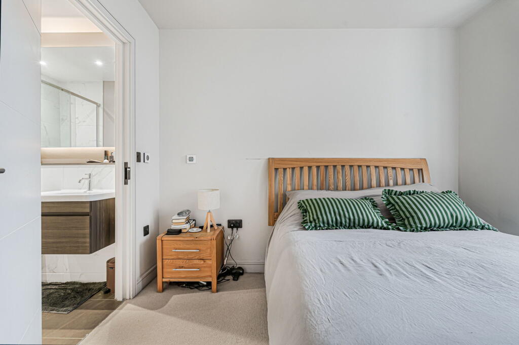 Apartment in Cheltenham, Gloucestershire - More