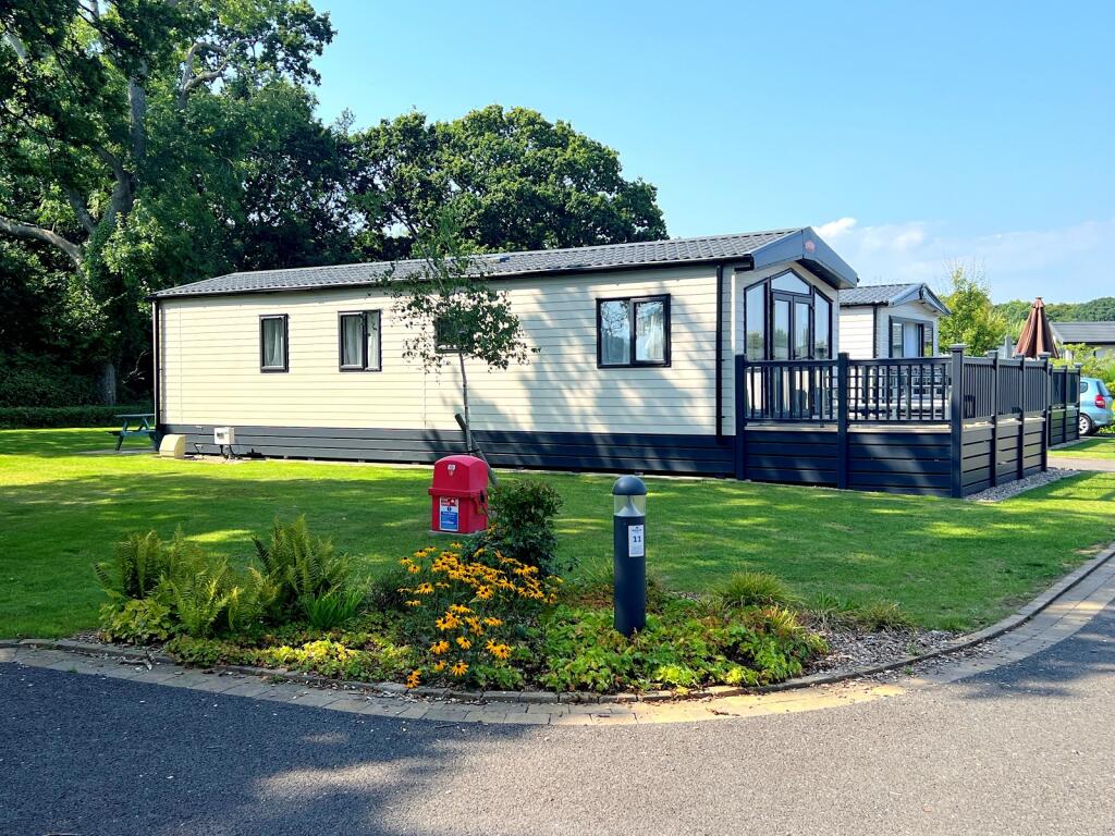 3-bed caravan on Bashley Caravan Park, Sway Road, New Milton, Hampshire. BH25 5QR, £74,950
