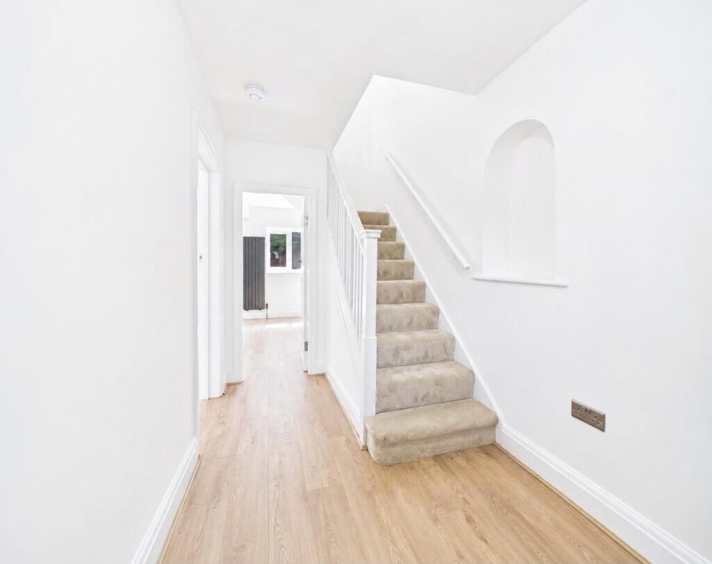 House in Leeds, Alwoodley - More