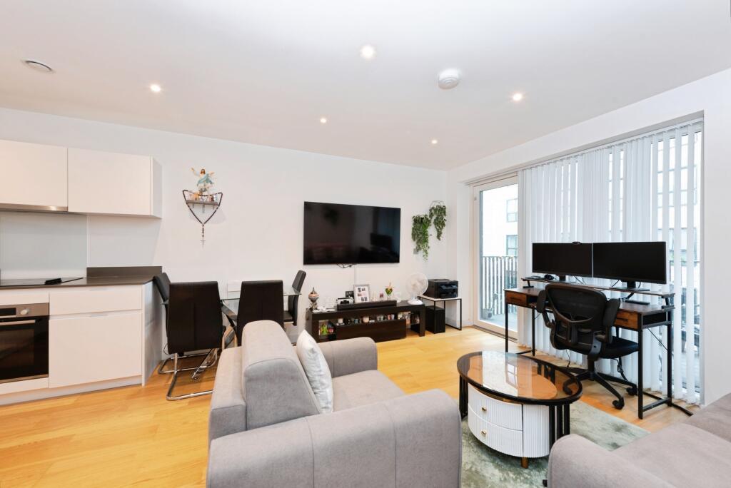 5 Samara Drive, Southall, UB1 photo 3