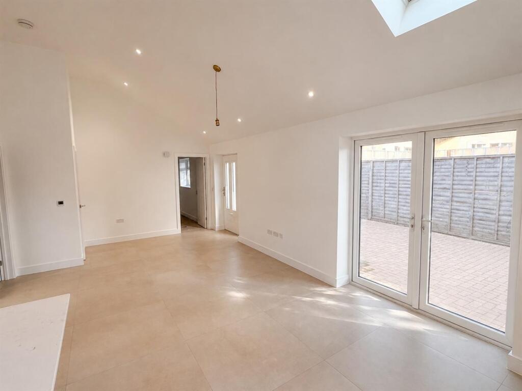 House in Rushmoor, Cove West Heath, The Crescent - View 4