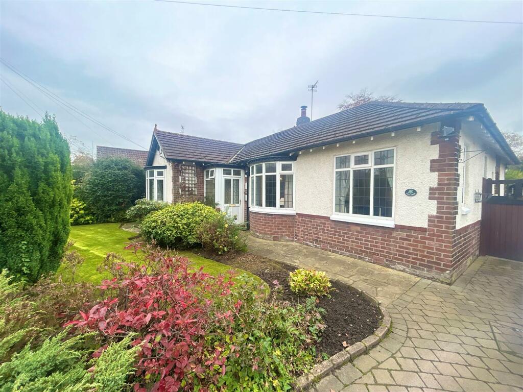3-bed detached on The Oaks, Heald Green, Cheadle, £475,000