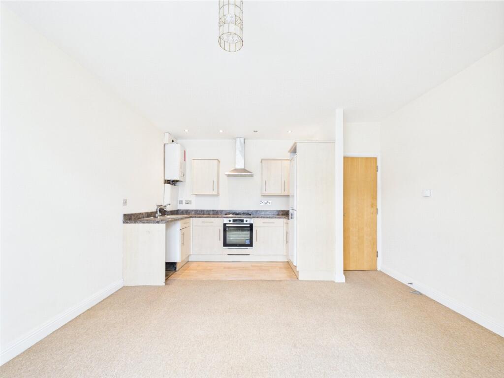 Apartment in Christchurch, Pokesdown, Bournemouth - View 2