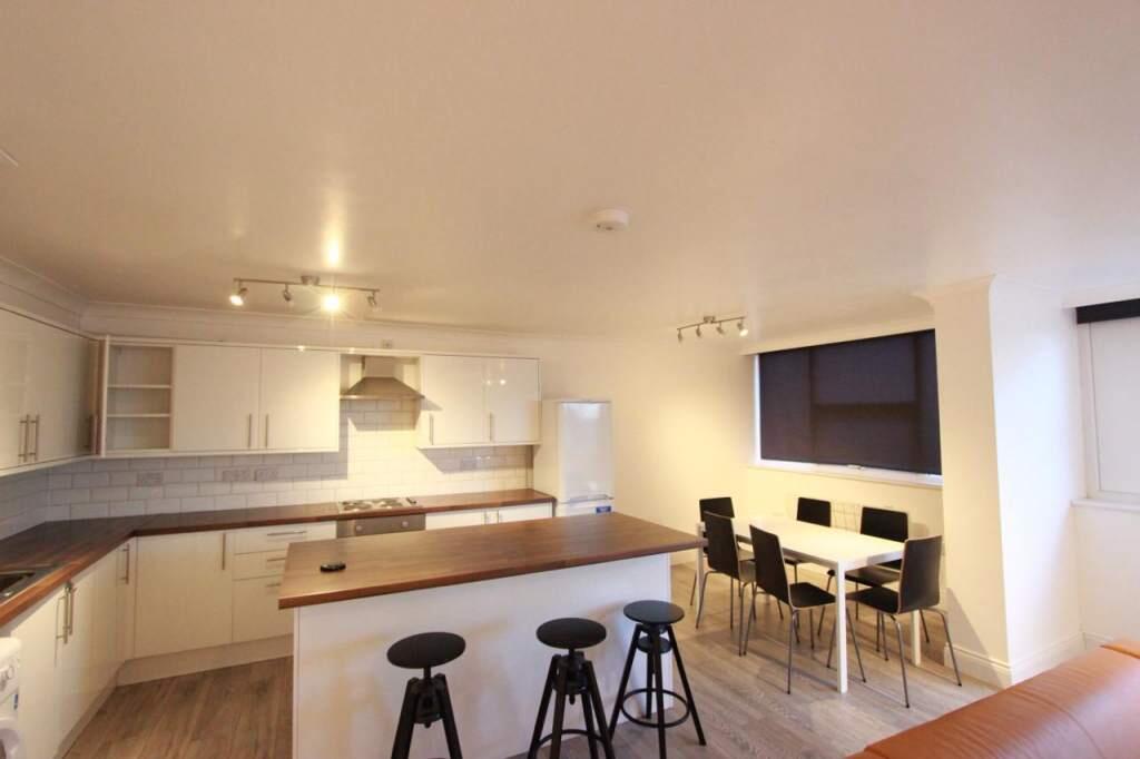 Main image of property: High Road, London, N12