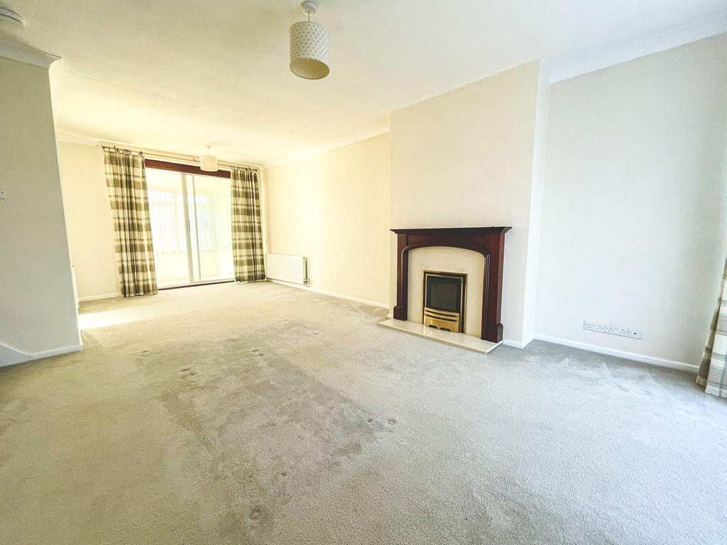 Barton Drive, Hedge End, SO30 photo 3