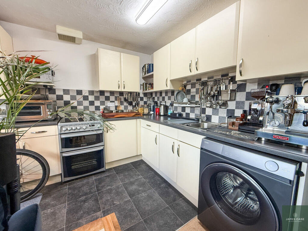 Apartment in Truro - More