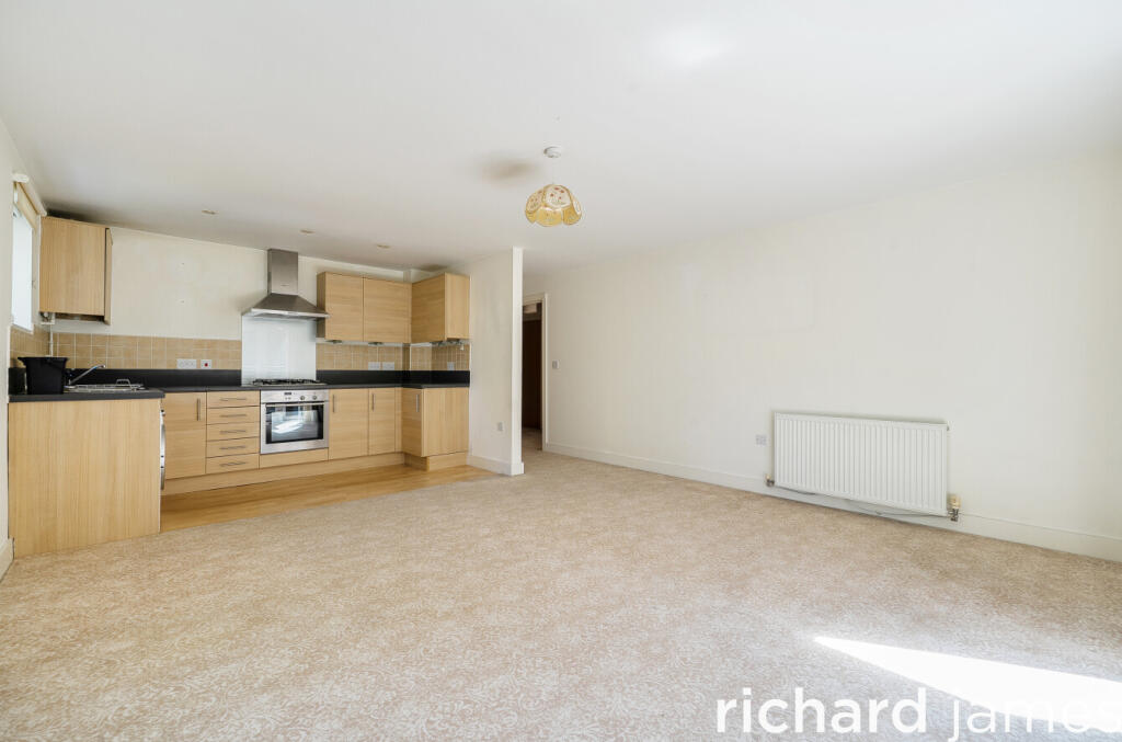 Apartment in Swindon, Eastcott, South Swindon - View 4