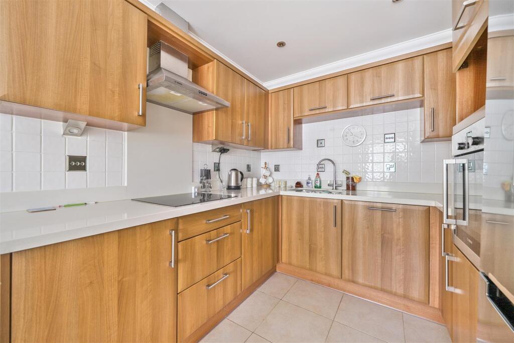 Apartment in Wokingham, Emmbrook - More