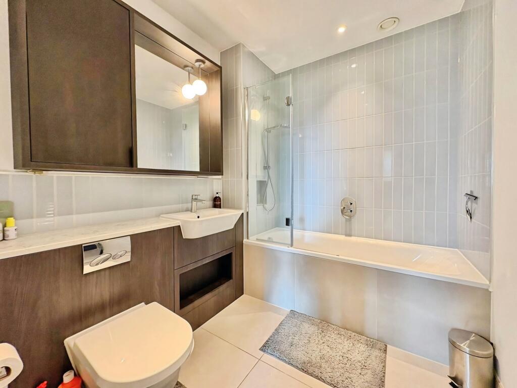 Apartment in Surrey Heath, Old Dean - View 4