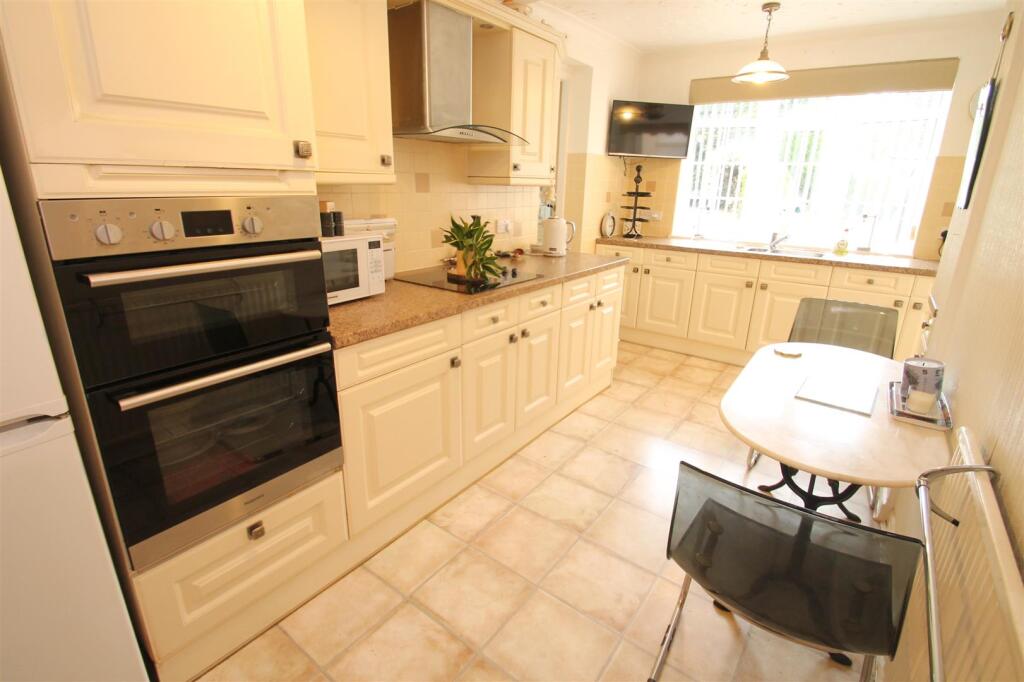 Summerfields Avenue, Halesowen photo 3