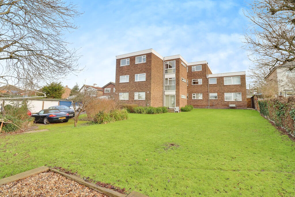 Apartment in Southend-on-Sea - View 3