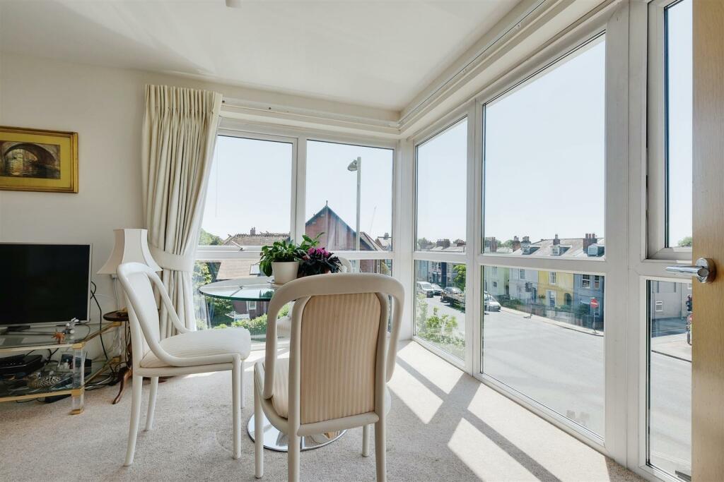 Farringford Court, Avenue Road, Lymington, Hampshire, SO41 9PA photo 2