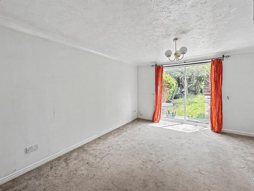 House in Dunstable, Central Bedfordshire - View 4