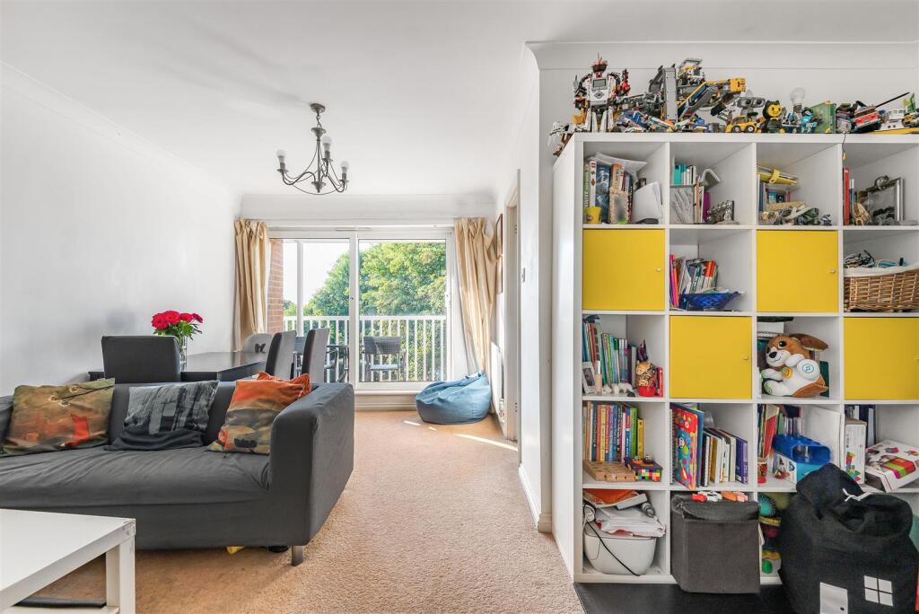Apartment in Surbiton, Oakhill - View 5