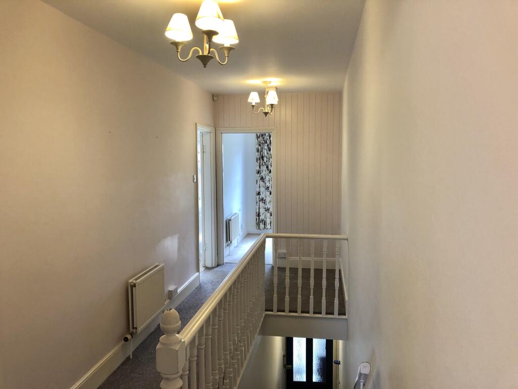 Apartment in Crawley, Southgate - More