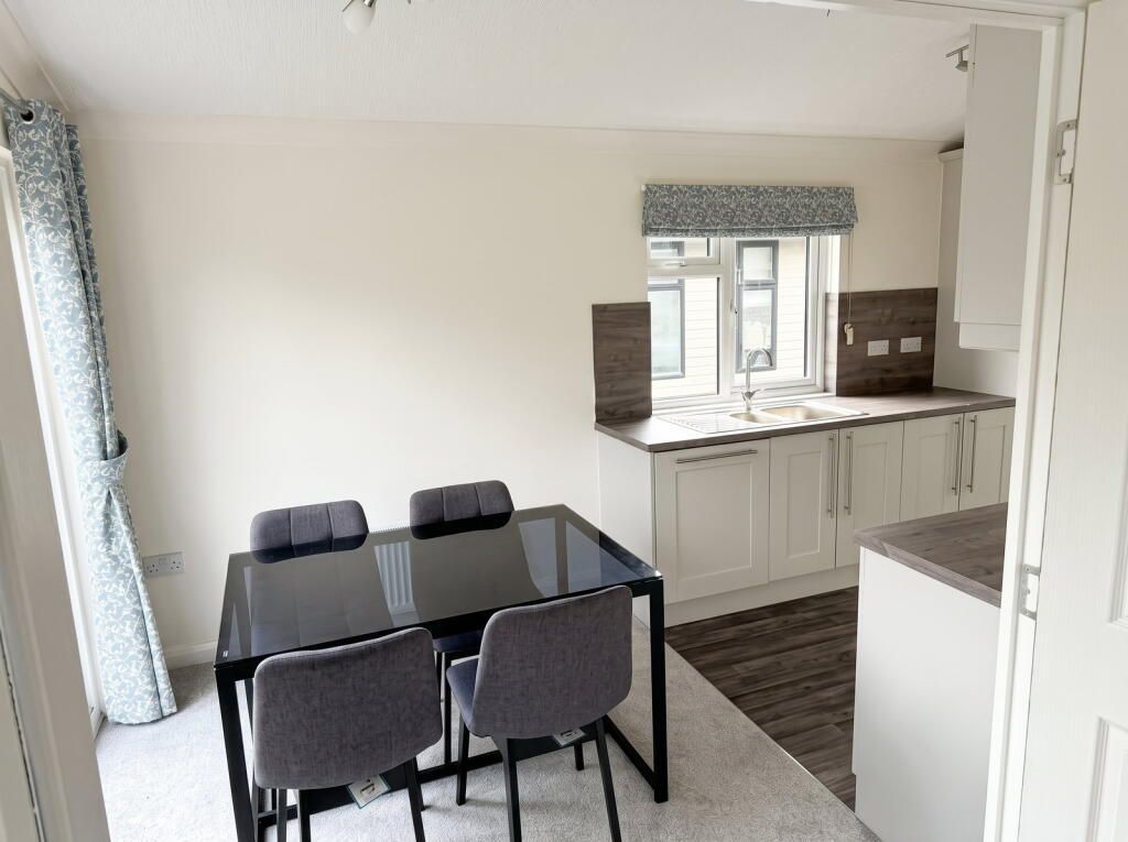 Stately Albion Lodge, Riverdane Holiday Park, Cheshire photo 4