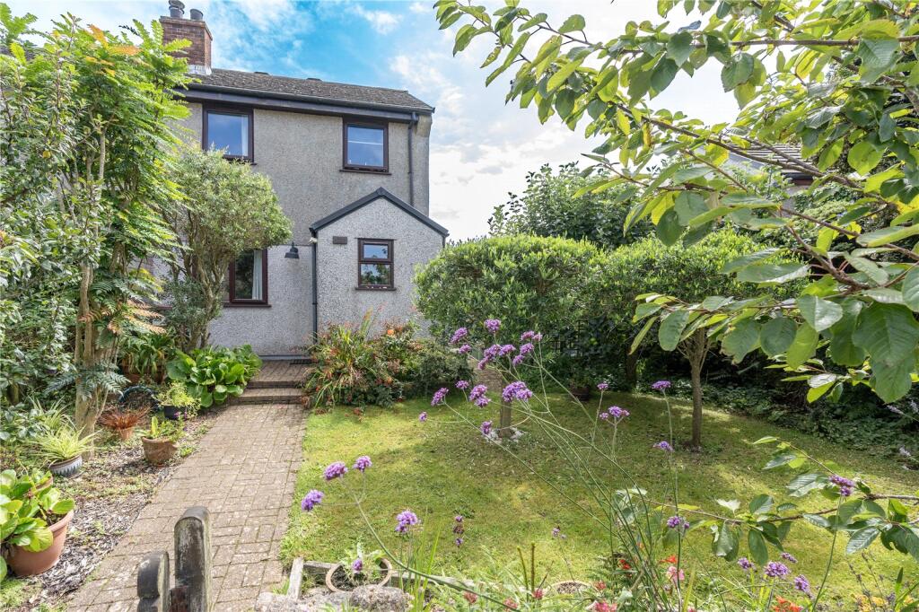 3 bedroom semi-detached house in St. Just great location near the rugby club