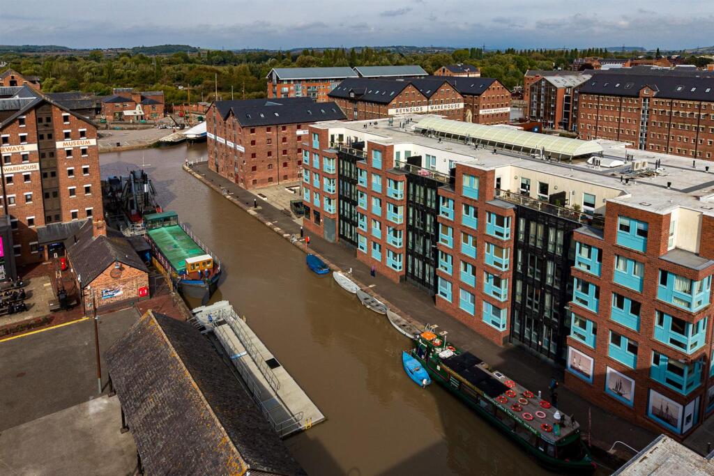 Apartment in Gloucester, Gloucestershire - View 3