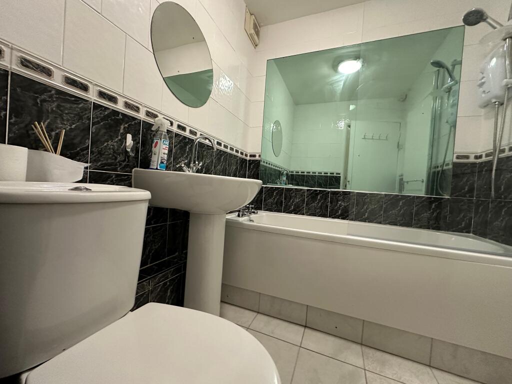 Apartment in Kingston upon Thames - View 5