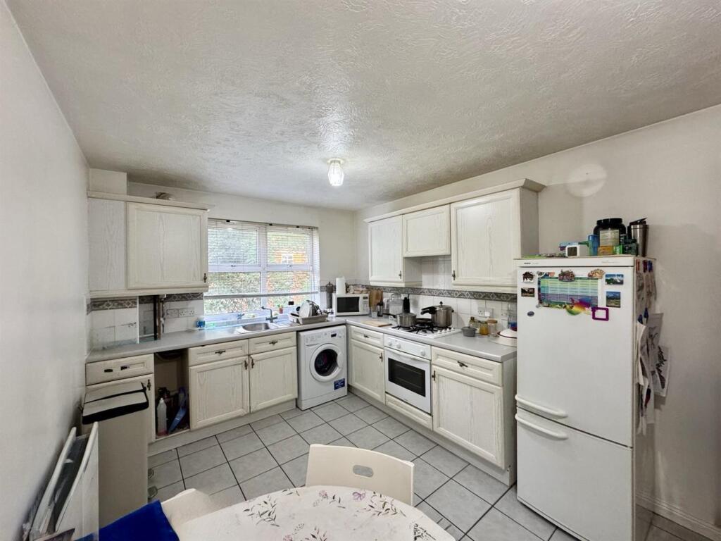 Apartment in Croydon - More