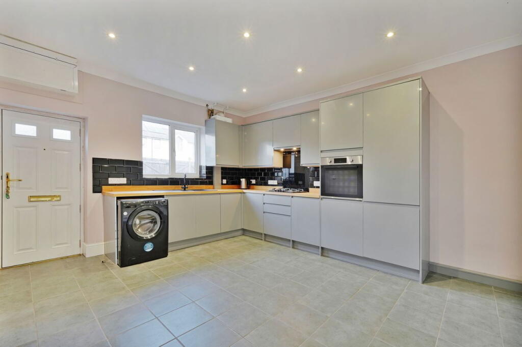 House in Rotherham, Thrybergh - More