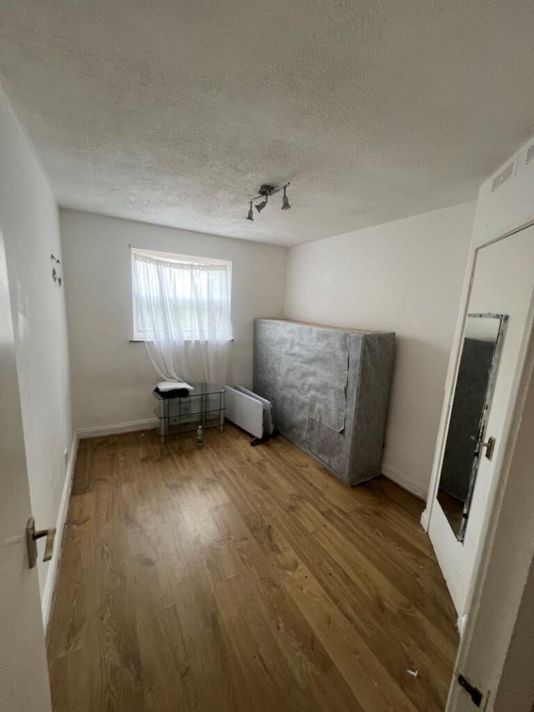 Apartment in London, Rush Green - More