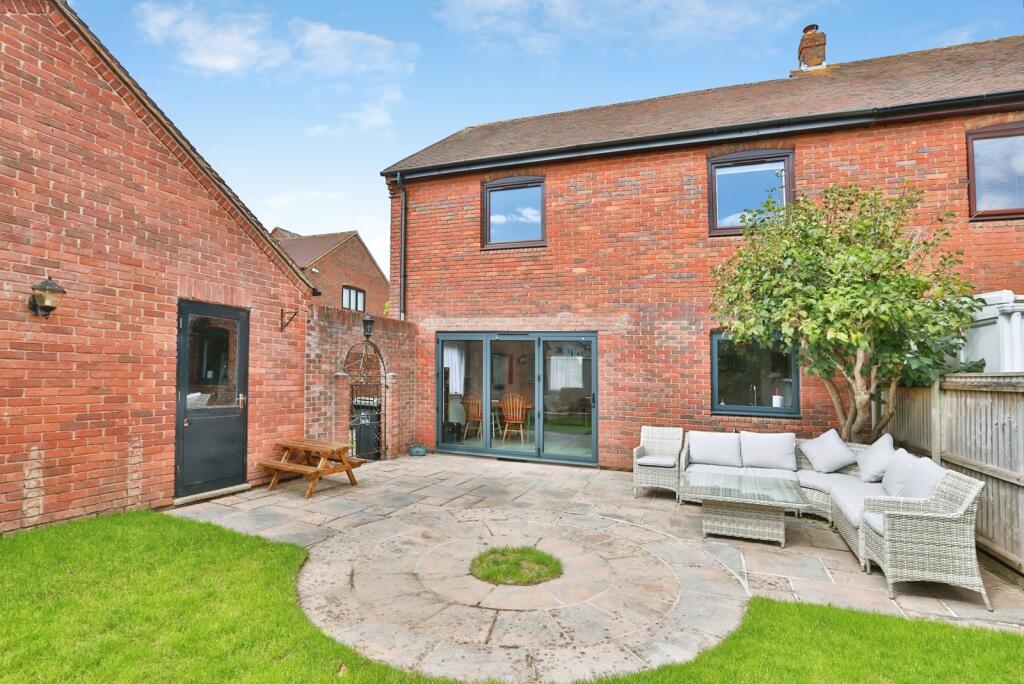 Willow Mead, BOURNEMOUTH, Dorset, BH8 photo 2