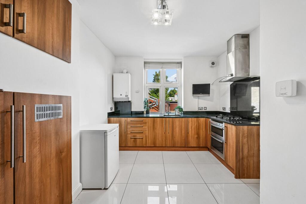 Apartment in Kingston upon Thames - View 4