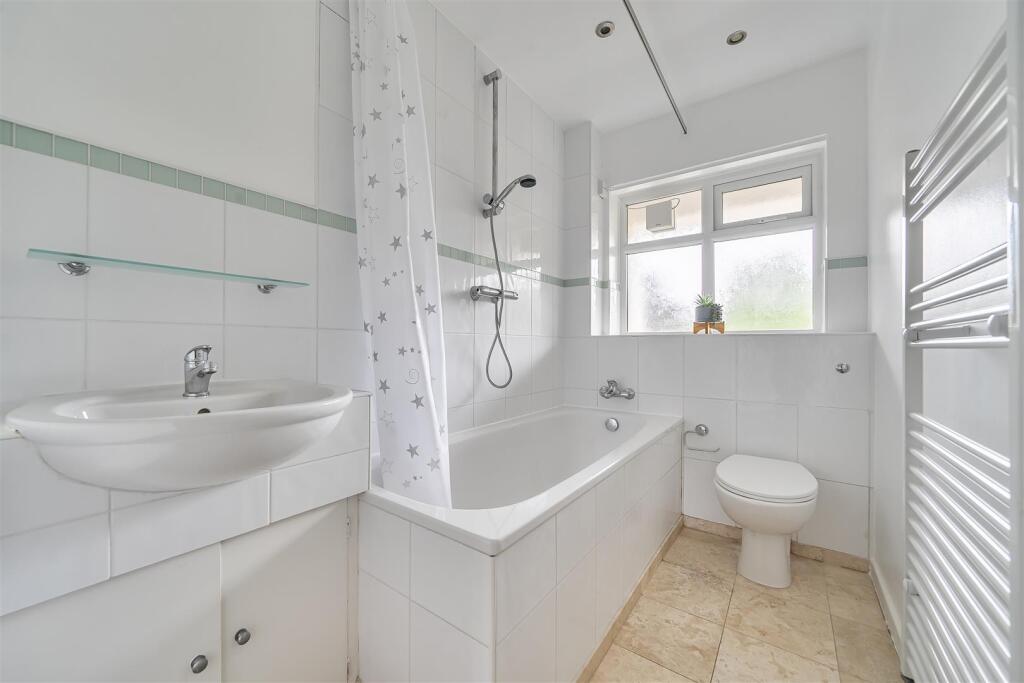 Apartment in Kingston upon Thames - View 4