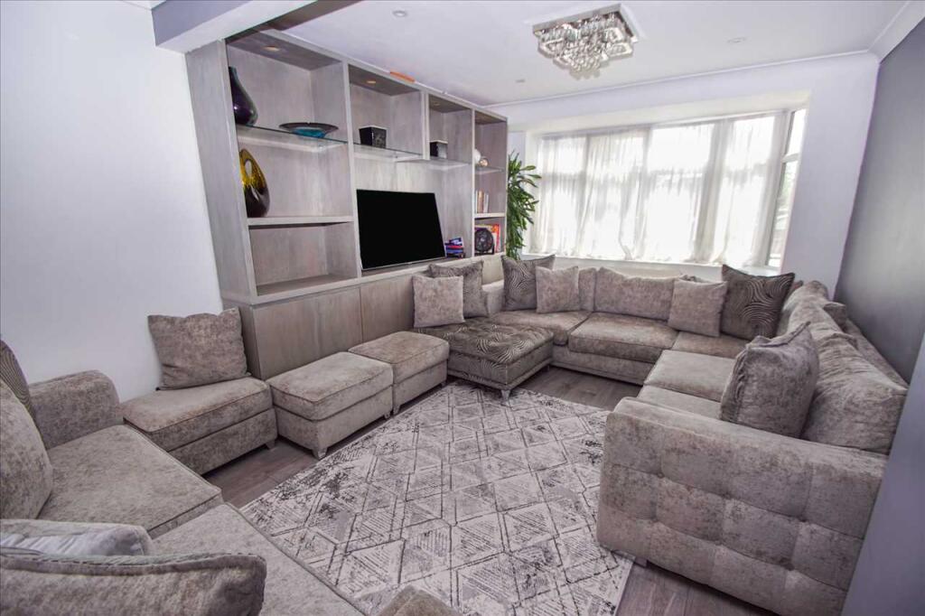 Cranbourne Close, Slough photo 2