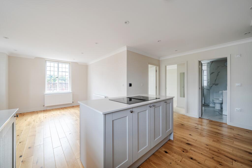 Apartment in Elmbridge, Esher - More