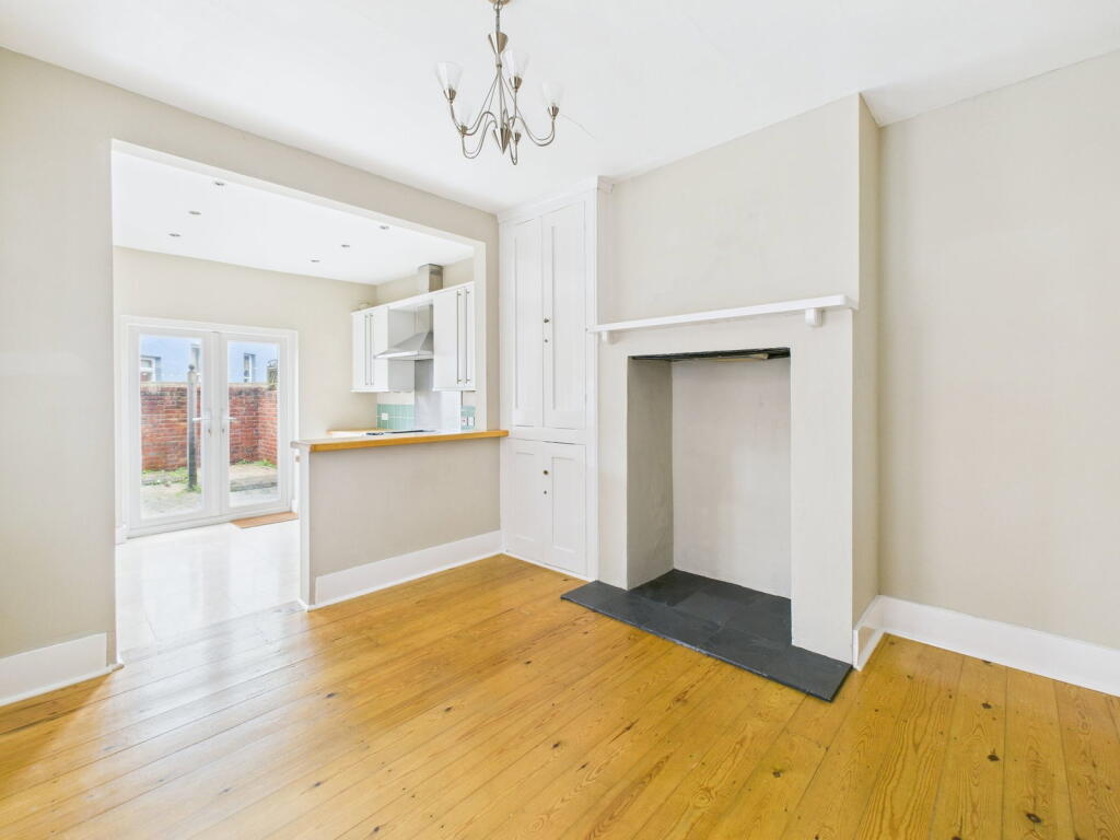 House in Worthing, Broadwater - More