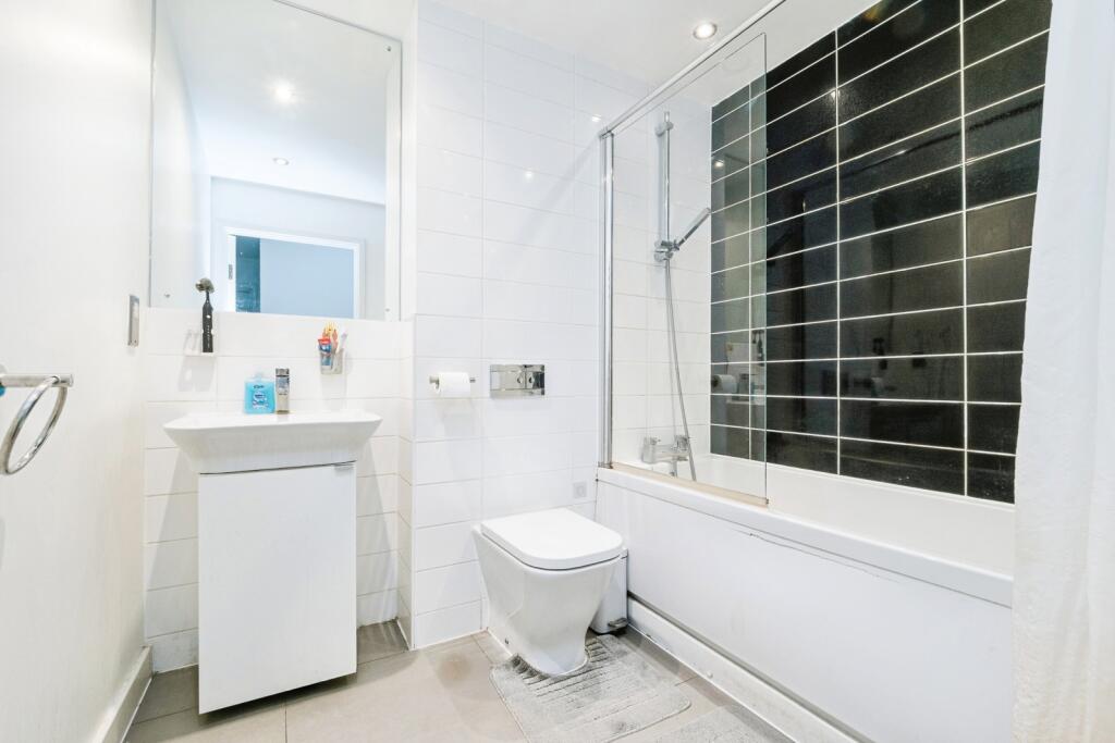 Apartment in Barking, Thames View - View 4